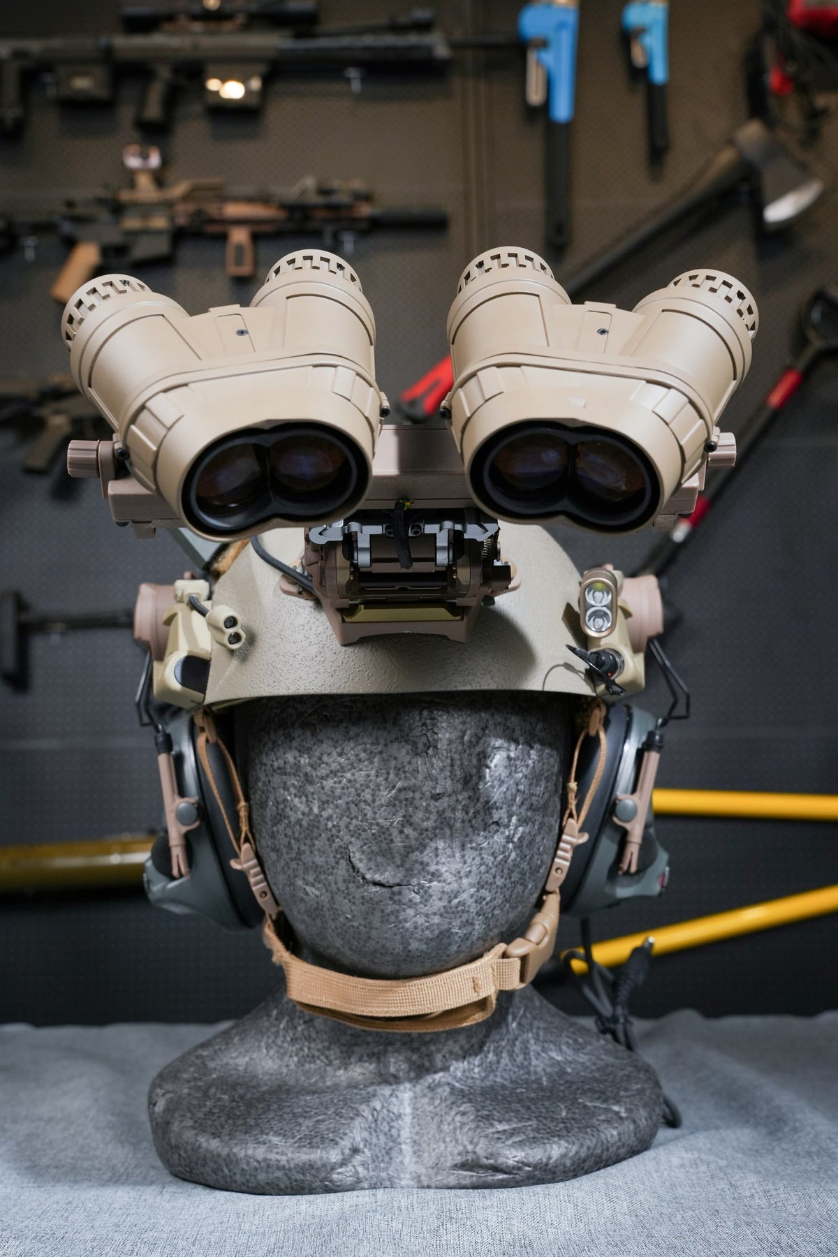 Tan Kaelor KPNVG-18 ANVIS panoramic NVG, eyepiece view