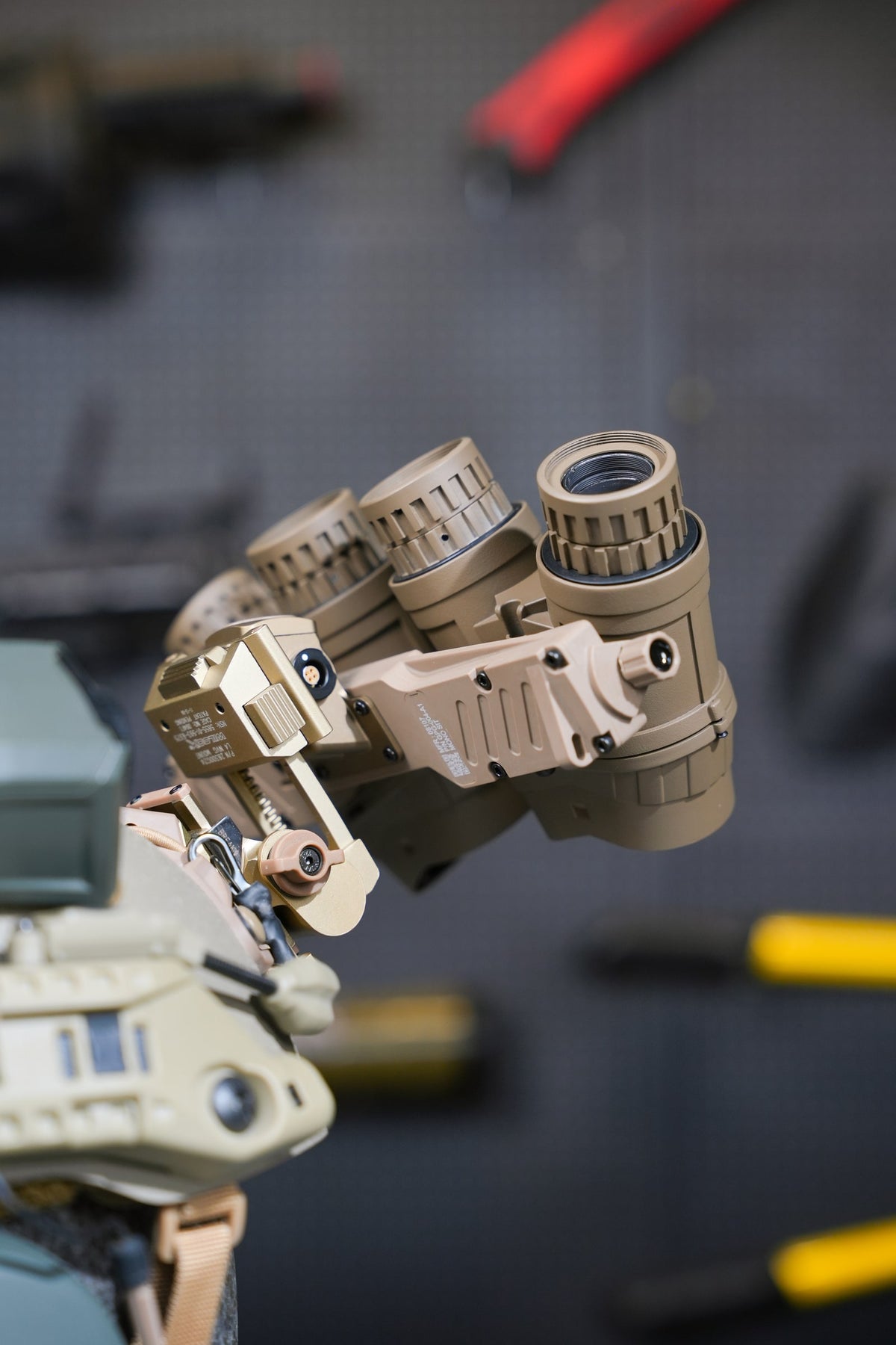 Tan Kaelor KPNVG-18 showing the dovetail mount interface