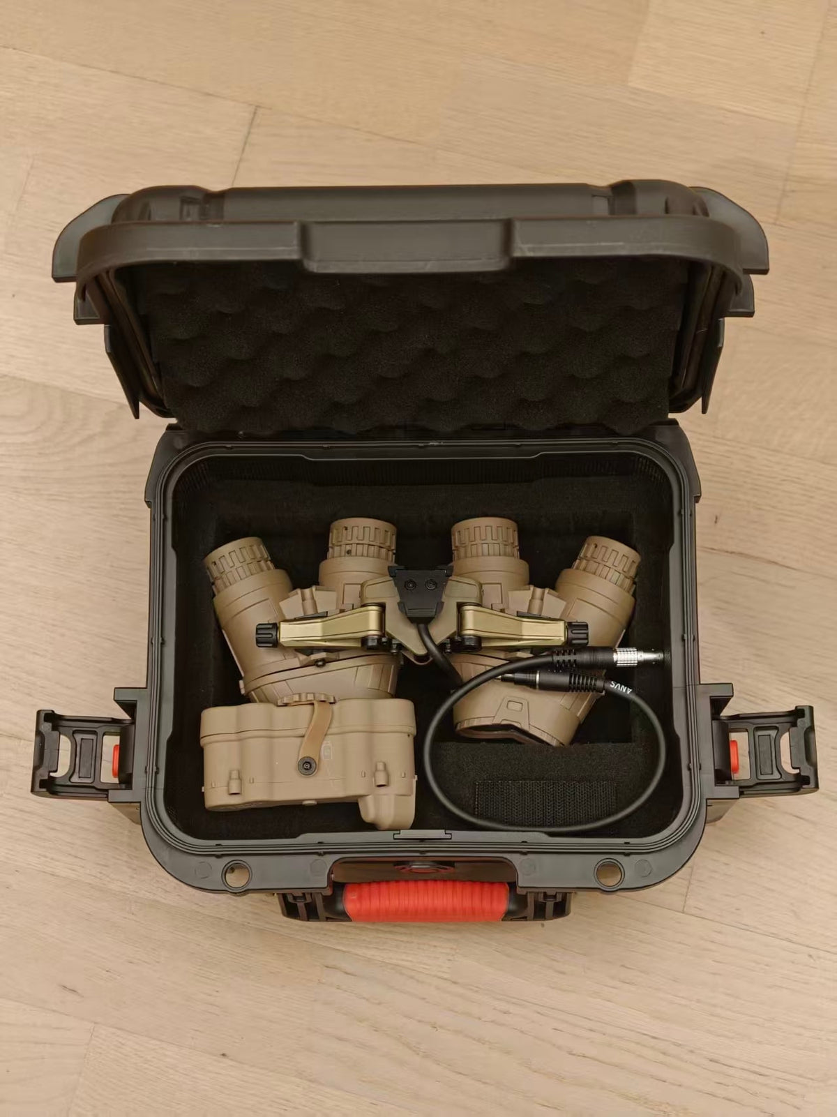 Packaging example: quad-tube panoramic night vision device, external battery pack and cable in a fitted hard case